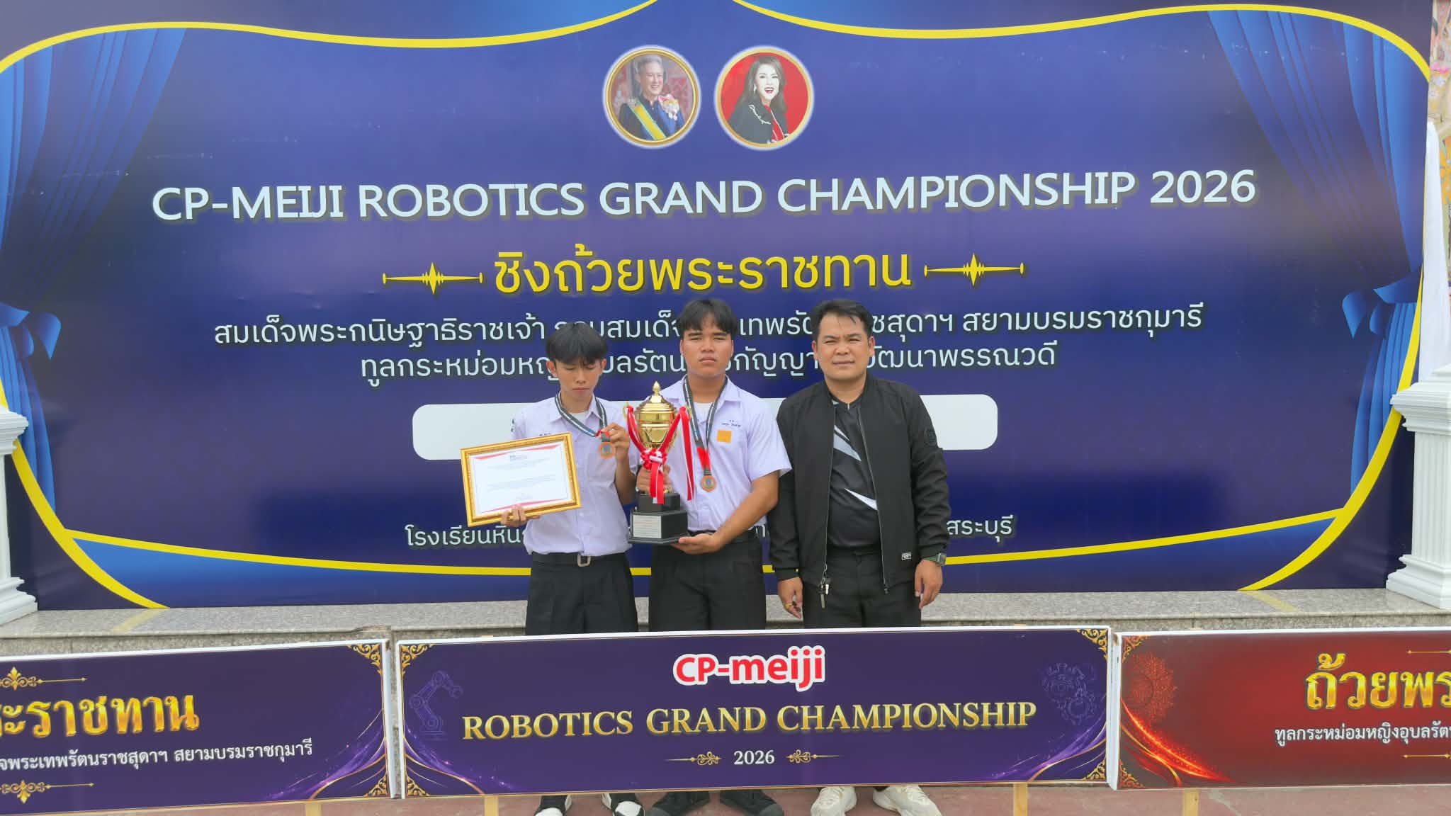 รางวัลชนะเลิศ ถ้วยพระราชทาน หุ่นยนต์บังคับมือภายใต้ข้อกำหนดริโมกควบคุมแบบสาย MR-Battle Legs Remote Control รวมทุกระดับชั้นการศึกษา