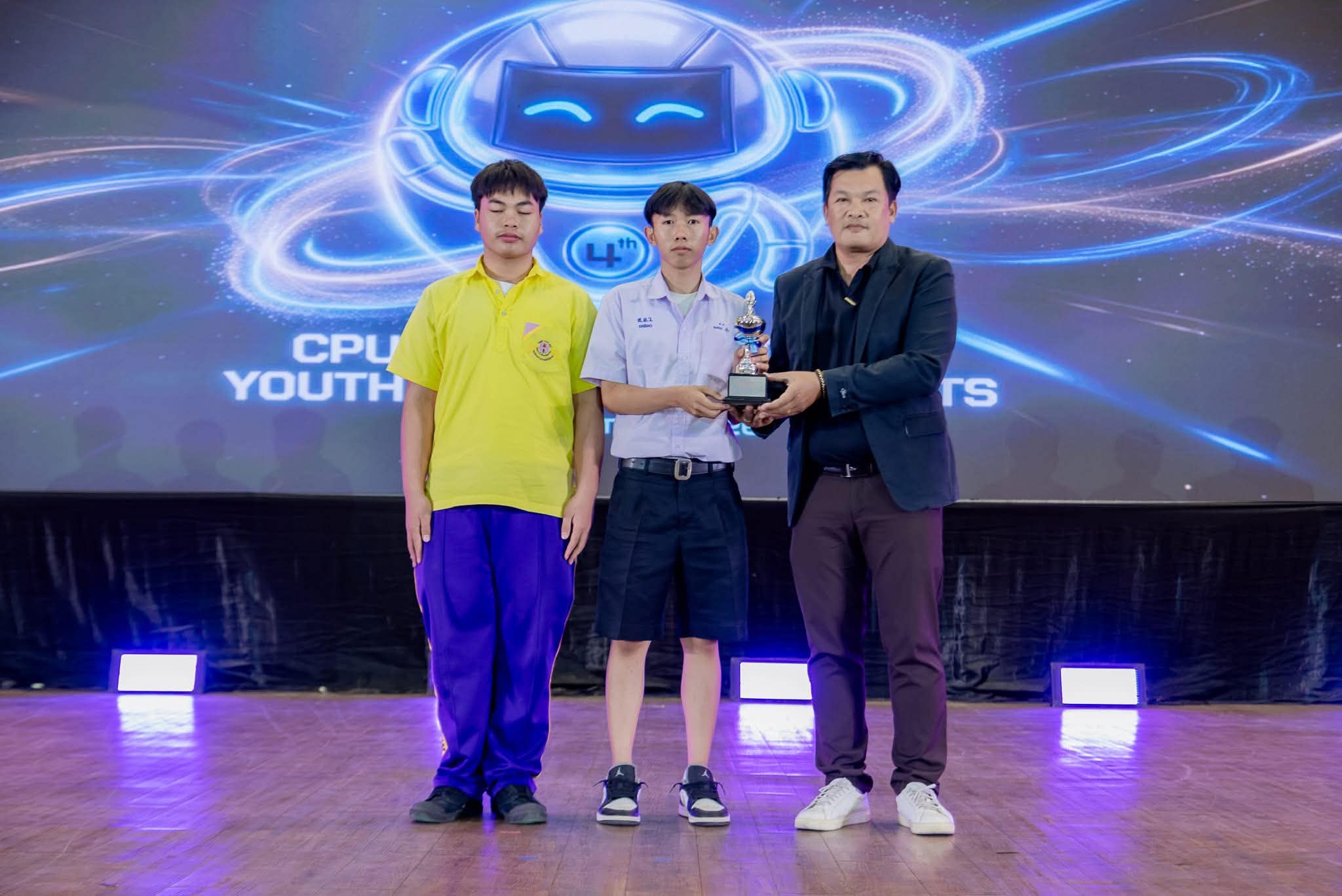 ได้รับรางวัล รองชนะเลิศอันดับ 4 การแข่งขันหุ่นยนต์บังคับมือขั้นพื้นฐาน หุ่นยนต์ MR SUMO LEGS-wire control ระดับ มัธยมศึกษา